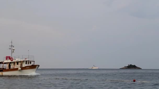 Μικρό Τουριστικό Πλοίο Μια Ζοφερή Ημέρα Στην Κροατία — Αρχείο Βίντεο