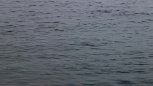 Surface de la mer au ralenti par temps nuageux 