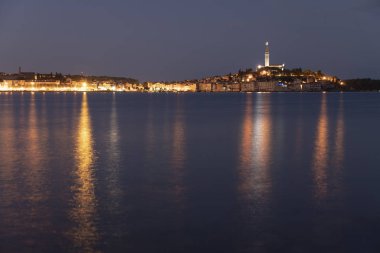 Rovigno şehrinin gece manzarası