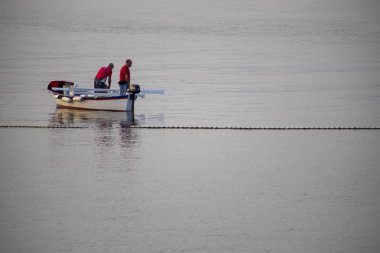 Sabah küçük bir teknede balıkçı.
