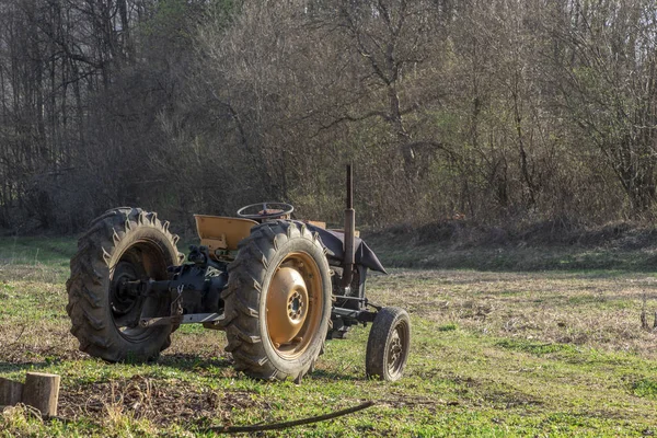 Trator velho em um campo — Fotografia de Stock