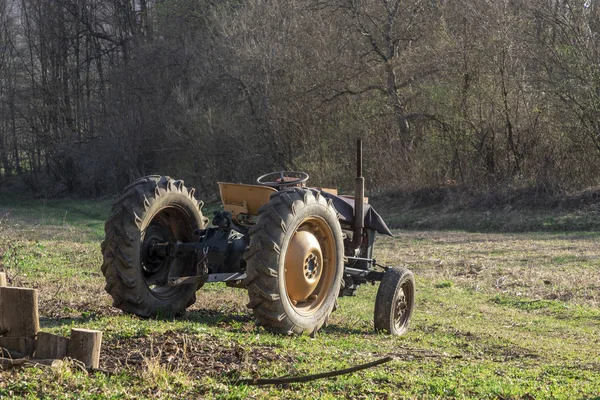 Viejo tractor en un campo — Foto de Stock