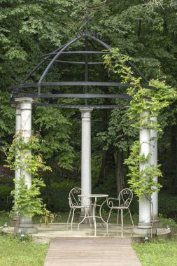 Ormandaki düğünler için beyaz çardak