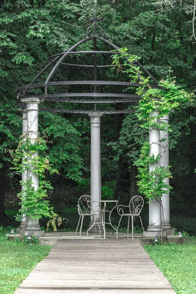 Gazebo blanco para bodas en el bosque — Foto de Stock