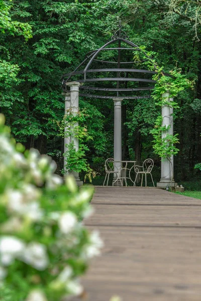 Gazebo blanco para bodas en el bosque — Foto de Stock