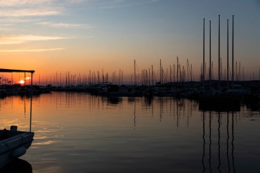 Hırvatistan 'ın Biograd kentindeki deniz limanı gün batımında