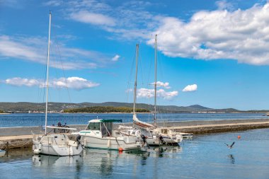 Hırvatistan 'ın Biograd kentinde sabah yat ve tekneler marinada