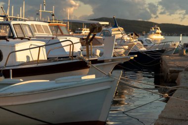 Hırvatistan 'ın Biograd kentindeki deniz limanı gün batımında