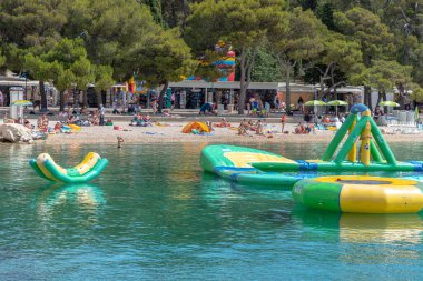 Biograd Hırvatistan 'daki şişme su eğlence parkı güneşli bir günde 03.08.2020' de çekildi.