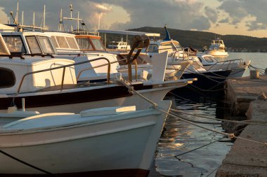 Hırvatistan 'ın Biograd kentindeki deniz limanı gün batımında