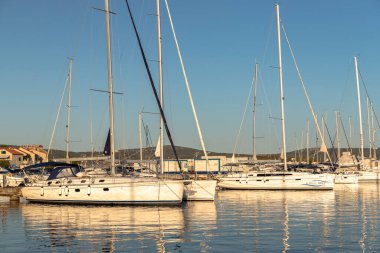Hırvatistan 'ın Biograd kentinde sabah yat ve tekneler marinada