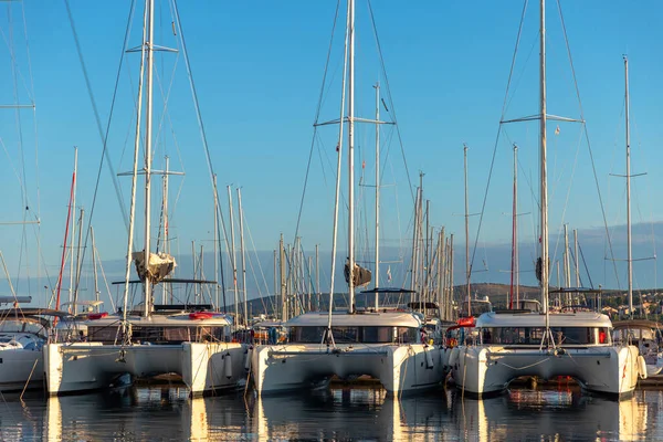 Jachty Čluny Přístavu Dopoledních Hodinách Městě Biograd Chorvatsku — Stock fotografie