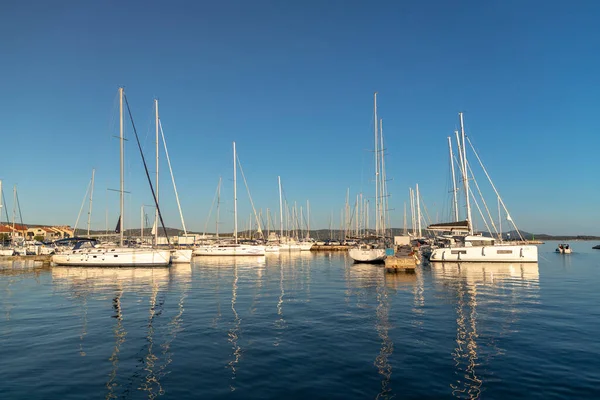 Iates Barcos Marina Pela Manhã Cidade Biograd Croácia — Fotografia de Stock