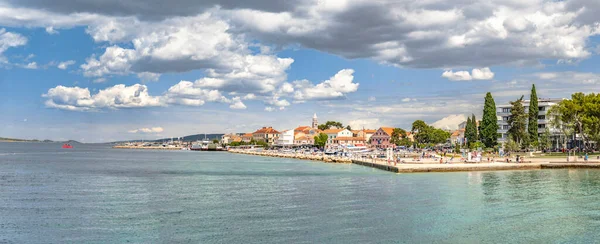 晴れた日にクロアチアのBiograd町の都市景観 — ストック写真