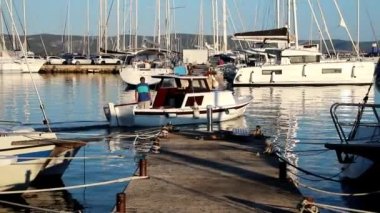 Hırvatistan 'ın Biograd kentindeki tekneler sabah limandan yavaş çekimde ayrılıyor