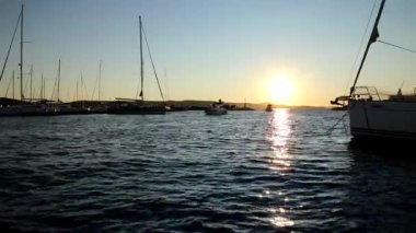 Hırvatistan 'ın Biograd kentinde gün batımında yat ve botlar marinaya girip çıkıyor