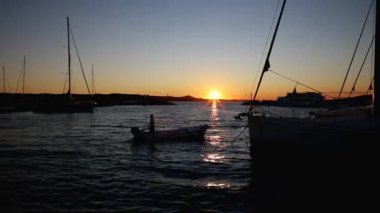 Hırvatistan 'ın Biograd kentinde gün batımında yat ve botlar marinaya girip çıkıyor