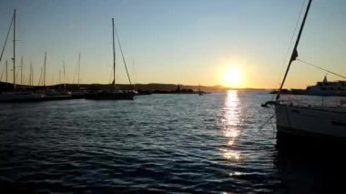 Hırvatistan 'ın Biograd kentinde gün batımında yat ve botlar marinaya girip çıkıyor