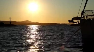 Hırvatistan 'ın Biograd kentinde gün batımında yat ve botlar marinaya girip çıkıyor