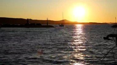 Hırvatistan 'ın Biograd kentinde gün batımında yat ve botlar marinaya girip çıkıyor