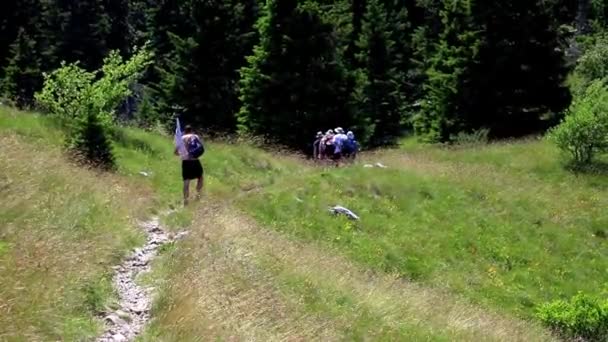 Група Альпіністів Подорожує Горах Велебіт Хорватії — стокове відео
