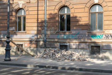 Zagreb 'deki depremde hasar gören binadan düşen tuğlalar