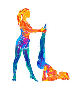 Soyut eğitmen, genç bir kadının yoga ve pilates yapmasına yardımcı olur.