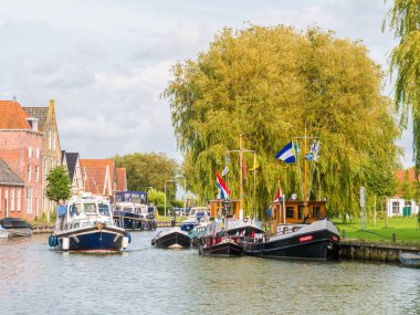 Gemideki Harbour Makkum eski kasaba Friesland, Hollanda Kanal üzerinde yelken