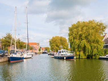Gemideki Harbour Makkum eski kasaba Friesland, Hollanda Kanal üzerinde yelken