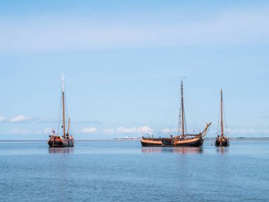 Düşük gelgit Waddensea Harlingen, Friesland, Hollanda yakınındaki üzerinde düz-alt Yelkenli Yatlar kurudu