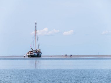 Kum düz oynama ve düşük gelgit Wadden Denizi, Hollanda üzerinde düz-alt Yelkenli Yat dışarı kurutulmuş Gençler Grup