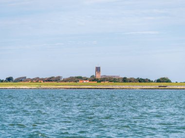 Hollum kilise ve sahil Ameland Adası Wadden Denizi, Friesland, Hollanda'nın görünümü