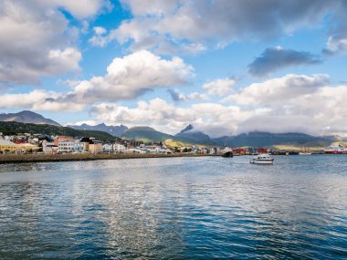 Ushuaia, Arjantin - 14 Ocak 2018: Beagle Kanalı waterfront Skyline Ushuaia Tierra del Fuego, Patagonia içinde görünümünden