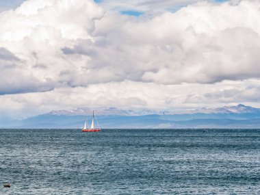 Beagle Kanalı üzerinde yelken yelkenli görünümü doğru Şili Ushuaia, Tierra del Fuego, Patagonia, Arjantin