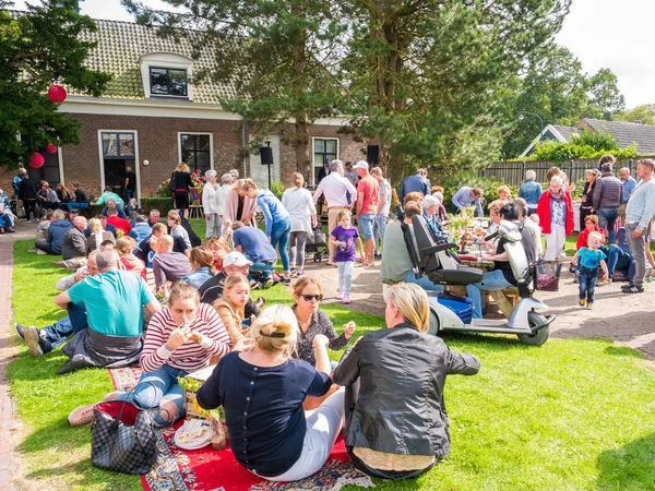 Dokkum 2017年8月20日 在位于弗里斯兰历史名城博尔斯沃德的老孤儿院花园里 人们在街头美食节上享用小吃和饮料 — 图库照片
