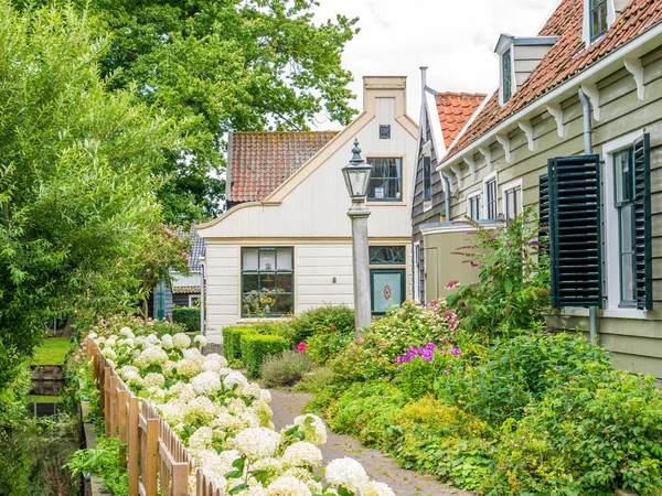 Houten Huis Tuin Met Planten Bloemen Schilderachtige Oude Stad Van — Stockfoto