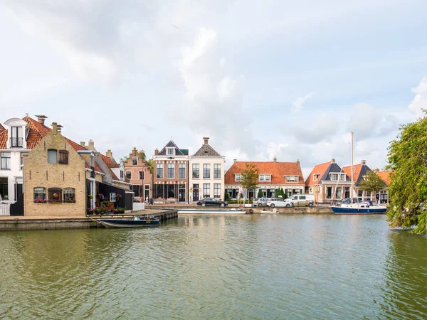 Puerto Con Barcos Muelle Con Casas Históricas Casco Antiguo Makkum — Foto de Stock