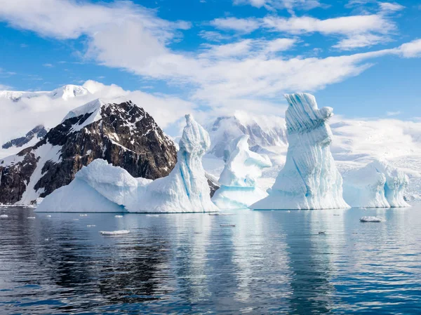 ハーバー 南極半島 南極近くの Andvord 湾に浮かぶ形の氷山をピナクルします — ストック写真