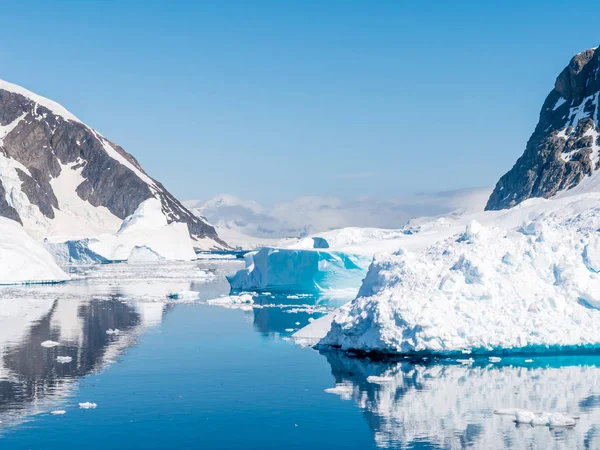 Canal Errera Con Icebergs Flotantes Témpanos Hielo Día Soleado Verano — Foto de Stock