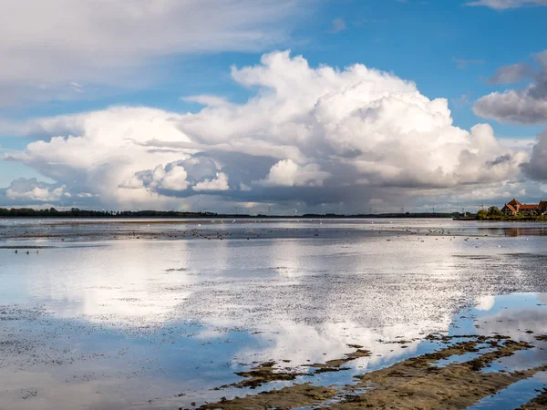 Nubes Lluvia Cumulonimbus Sobre Lago Gooimeer Cerca Huizen Holanda Septentrional —  Fotos de Stock