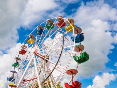 Dokkum, Hollanda - Eylül 9, 2017: dönme dolap, lunapark veya karnaval sırasında Admiralty gün Dokkum, Friesland içinde seyahat