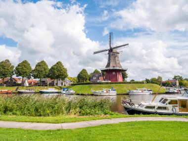 Dokkum, Hollanda - Eylül 7, 2017: Motorbot kanal ve yel değirmeni, tarihi sur üzerinde müstahkem şehir Dokkum, Friesland
