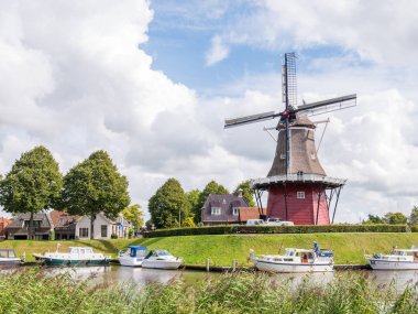 Dokkum, Hollanda - Eylül 7, 2017: Motorbot kanal ve yel değirmeni, tarihi sur üzerinde müstahkem şehir Dokkum, Friesland