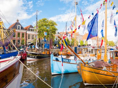 İnsanlar ve dekore edilmiş tekneler Harbour sırasında olay Admiralty gün Dokkum Friesland, Hollanda