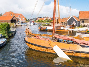 Workum, Hollanda - 5 Ekim 2017: Tersanesi Blazerhaven Workum tarihi kasaba Friesland içinde demirleyen geleneksel flatbottom balıkçı tekneleri