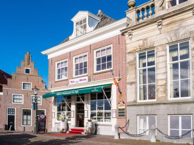 Enkhuizen, Hollanda - 6 Ekim 2017: tarihi evleri cephe ön ve mağaza Dijk quay Harbour Enkhuizen eski şehir, Noord-Holland üzerinde içki