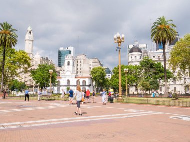 Buenos Aires, Arjantin - 13 Ocak 2018: İnsanlar ana kare Plaza de Mayo ve Cabildo başkenti Buenos Aires, Arjantin Monserrat bölgesinde bina