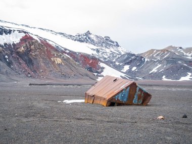 İstasyonu siyah balina avcılığı eski kalıntıları kum plaj Whalers Bay, aldatma Adası, Güney Shetland Adaları, Antarktika