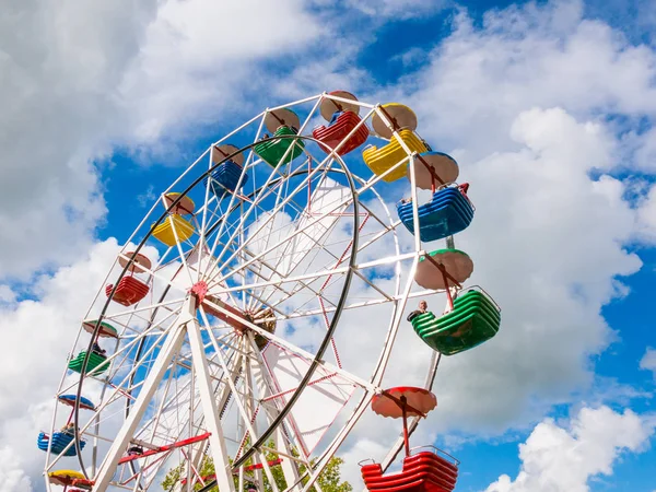 Dokkum, Hollanda - Eylül 9, 2017: dönme dolap, lunapark veya karnaval sırasında Admiralty gün Dokkum, Friesland içinde seyahat