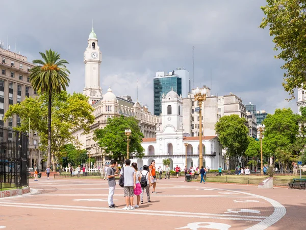 Buenos Aires, Arjantin - 13 Ocak 2018: İnsanlar ana kare Plaza de Mayo ve Cabildo başkenti Buenos Aires, Arjantin Monserrat bölgesinde bina